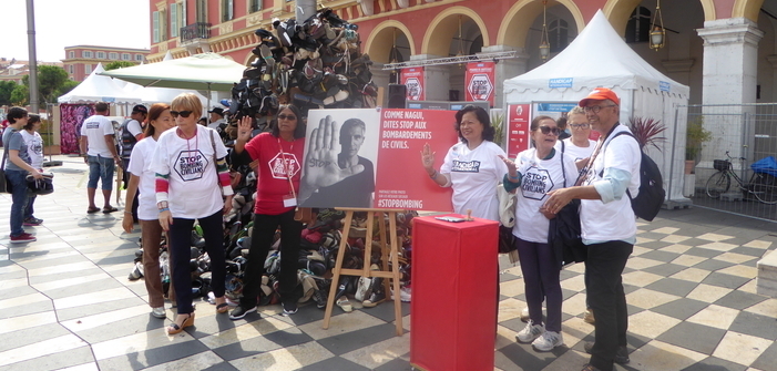 Pyramide de chaussure, stop aux bombardements des civils