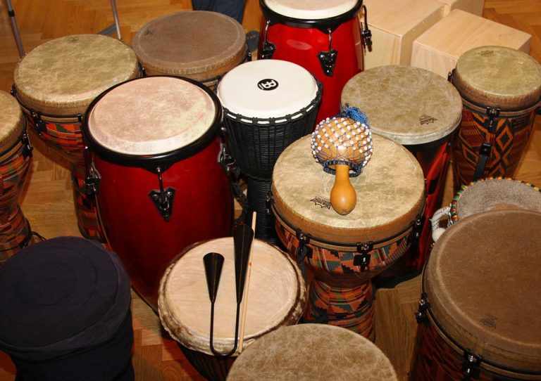 Les percussions à la main sont des instruments d’origine ancienne qui créent les rythmes actuels