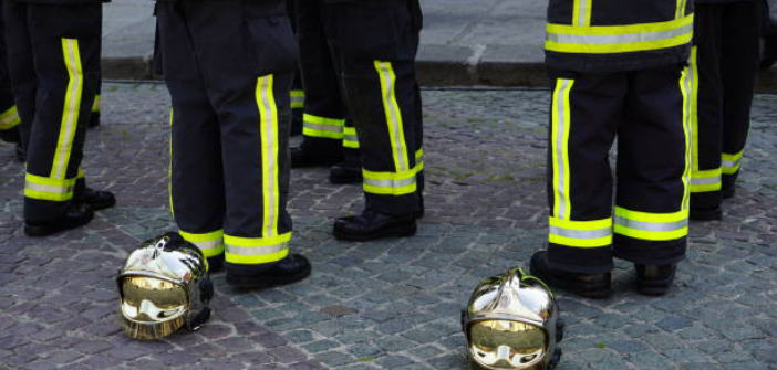 Des pompiers en uniforme en première ligne de la manifestation anti-vaccin