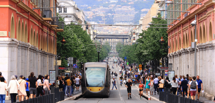 Un immeuble menacé d’effondrement évacué à Nice