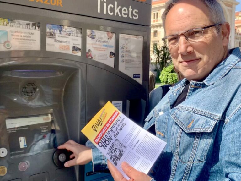 Robert Injey du rassemble citoyen "Viva ! Démocratie, Écologie, Solidarité" dénonce l'augmentation du ticket unitaire de tramway de 1,50€ à 1,70€, tract à la main à l'arrêt de tramway "Libération".