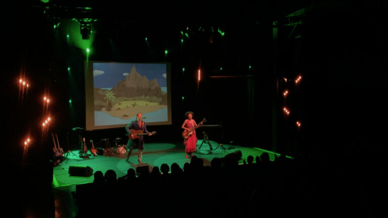 La Compagnie Les Guildoux ouvre le festival "Printemps des mômes", en avant première avec leur spectacle "La tête dans les nuages" à la salle Blackbox.