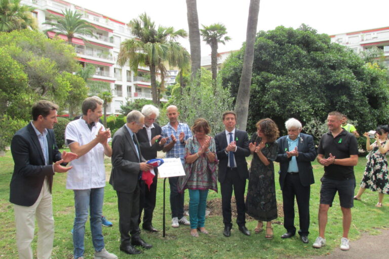 Plantation d'un arbre de vie à l'occasion de la «journée nationale de réflexion sur le don d’organes et la greffe », Crédit photos : Delphine Rossignol