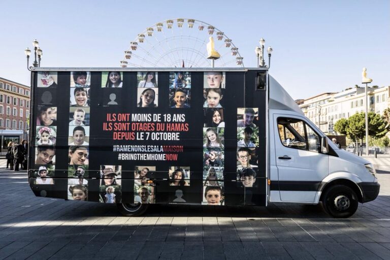 Pourquoi un bus à l’effigie des otages israéliens était sur la place Masséna ce matin