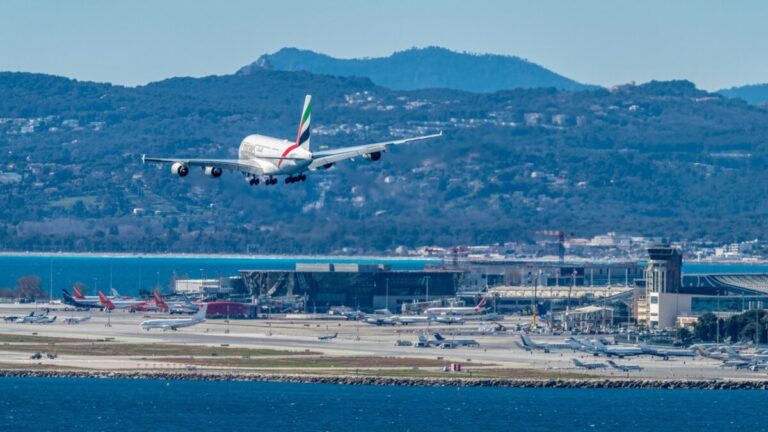 Avion atterrissage aéroport Nice au bord de la mer