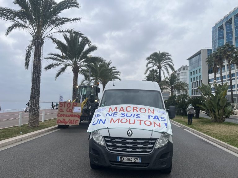 Grève des agriculteurs : défilé de tracteurs sur la Promenade des Anglais