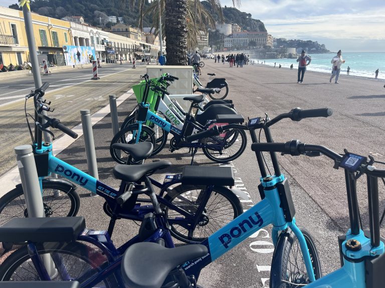 Vélos électriques Pony et Lime.