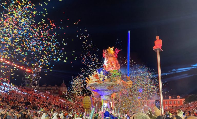 Premier corso du Carnaval le "Roi de la Pop"