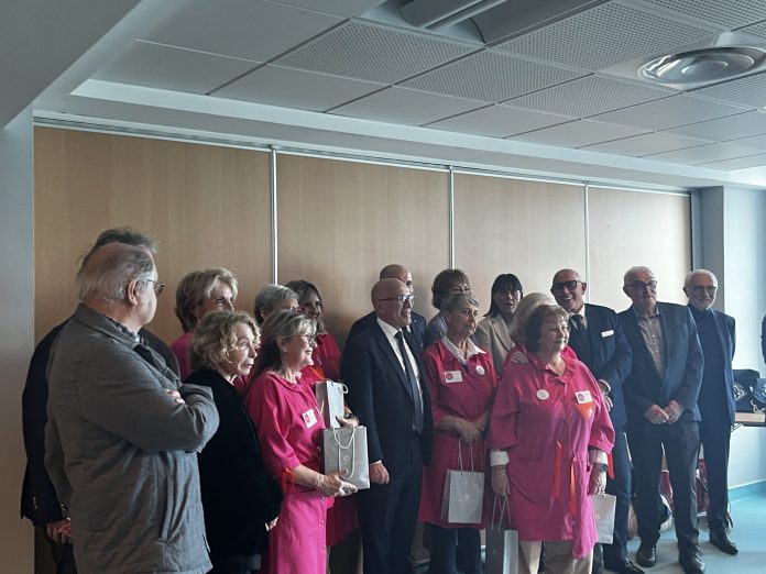 L'hôpital Lenval accueil le département et l'association des Blouses Rose pour une visite des locaux pédiatriques.