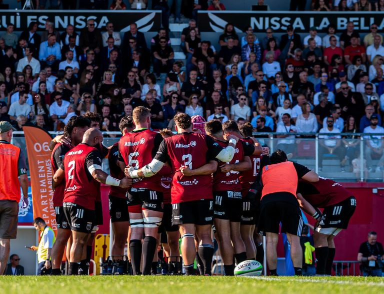 Le Stade Niçois savoure sa victoire devant ses supporters.