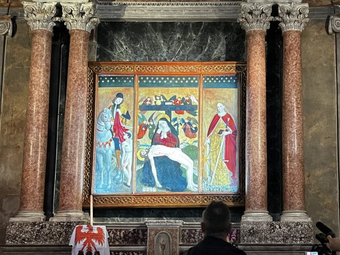 Ce jeudi a eu lieu le dévoilement du tableau de La Pietà à la chapelle Notre-Dame de Cimiez.