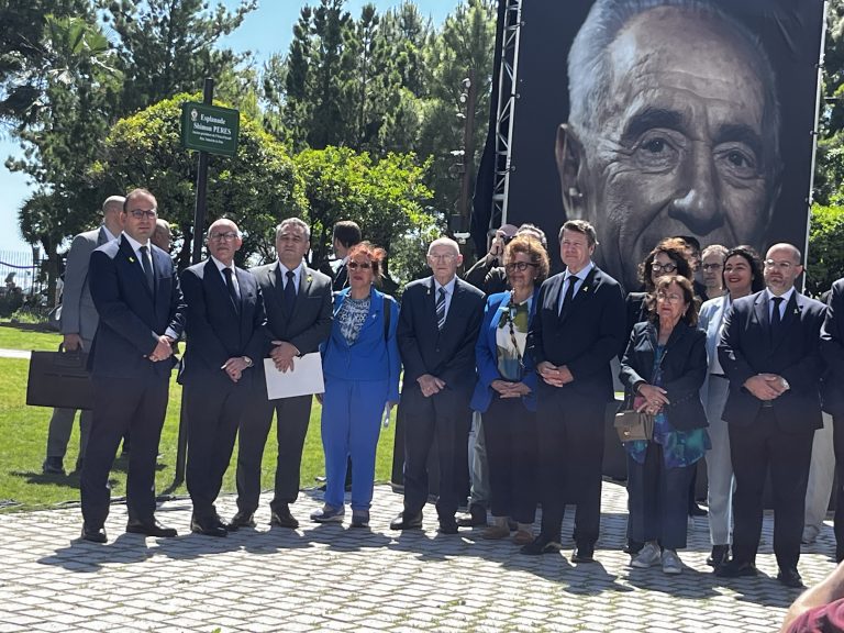 Vendredi 17 mai 2024 a eu lieu l’inauguration de l’Esplanade du Jardin Albert 1er, sous le nom de l’ancien président Israélien, Shimon Peres.