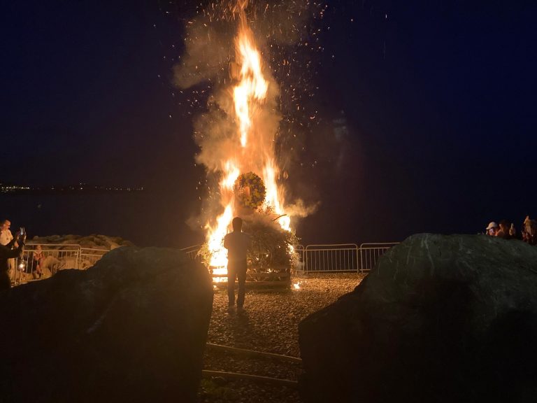 Le port de Carras s’enflamme pour la fête de la Saint-Jean