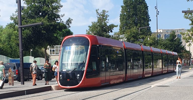 Tramway arrivant à un arrêt.