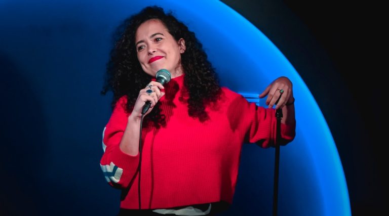 Alice Lombard, fait son « Karaoké » ce dimanche au Bobar Comedy Club