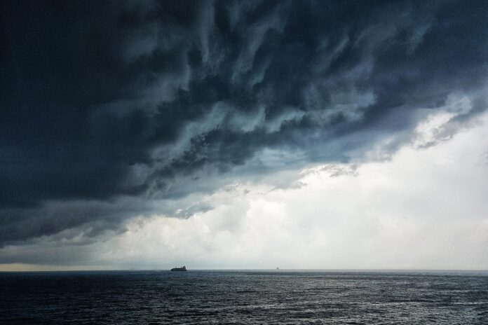 Nuages sombres climat mer intempéries