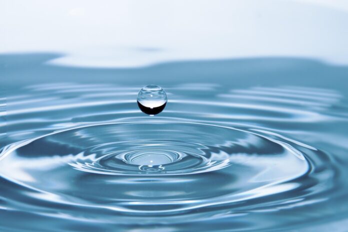 Une goutte d'eau tombe dans l'eau.