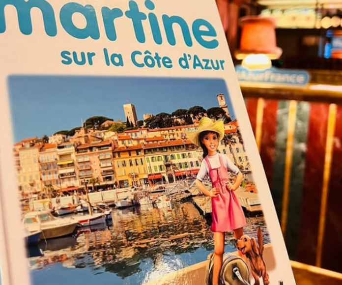 la couverture du livre pour enfants Martine avec une photo de la Côte d'Azur en fond