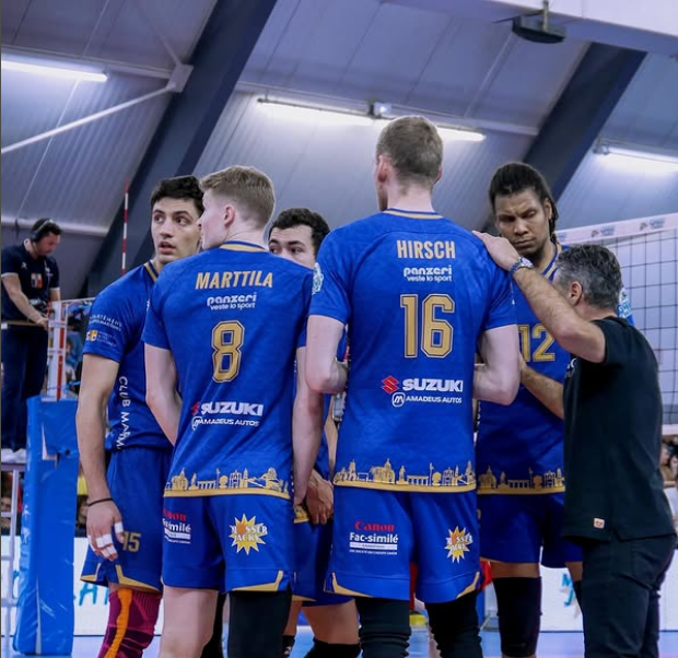 Les joueurs du Nice Volleyball en cercle pendant un match