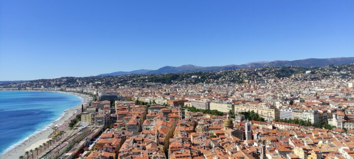 La mer méditerranée et la promenade des Anglais de Nice