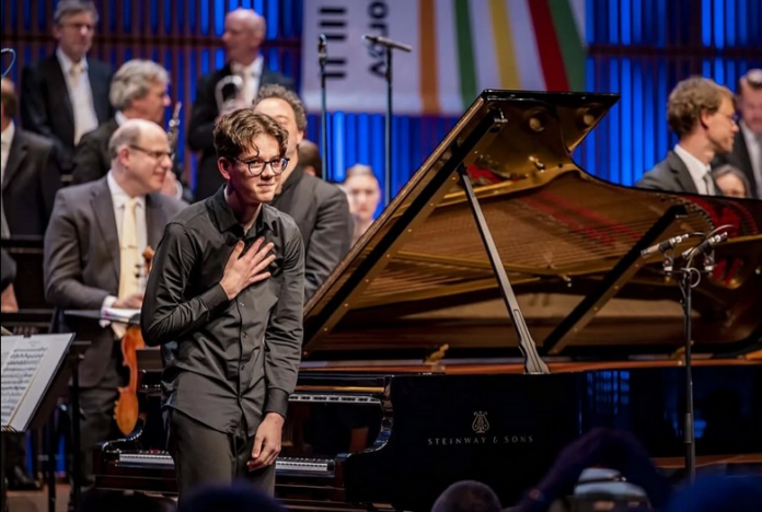 Paul Salard 17 ans avec un piano salue la foule